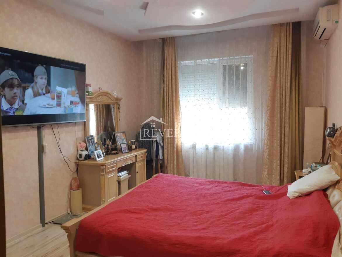3-2-1-0-50957.  Продается Квартира Кахул,  Центр 180000€