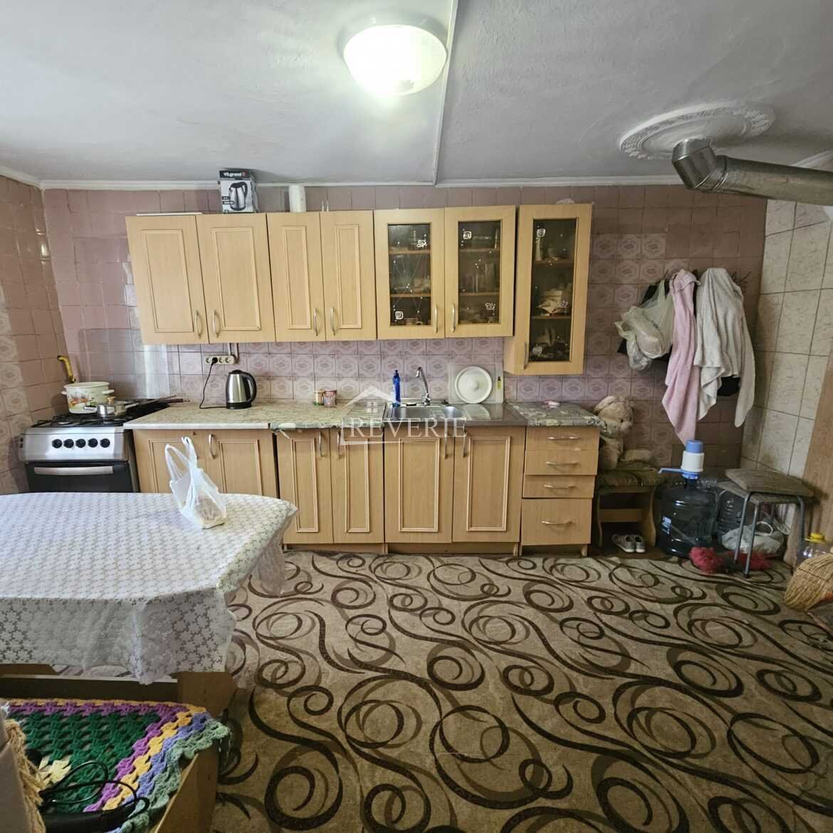 10-9-8-7-6-5-4-3-2-1-0-59546.  Se vinde Casă Roşu 60000€