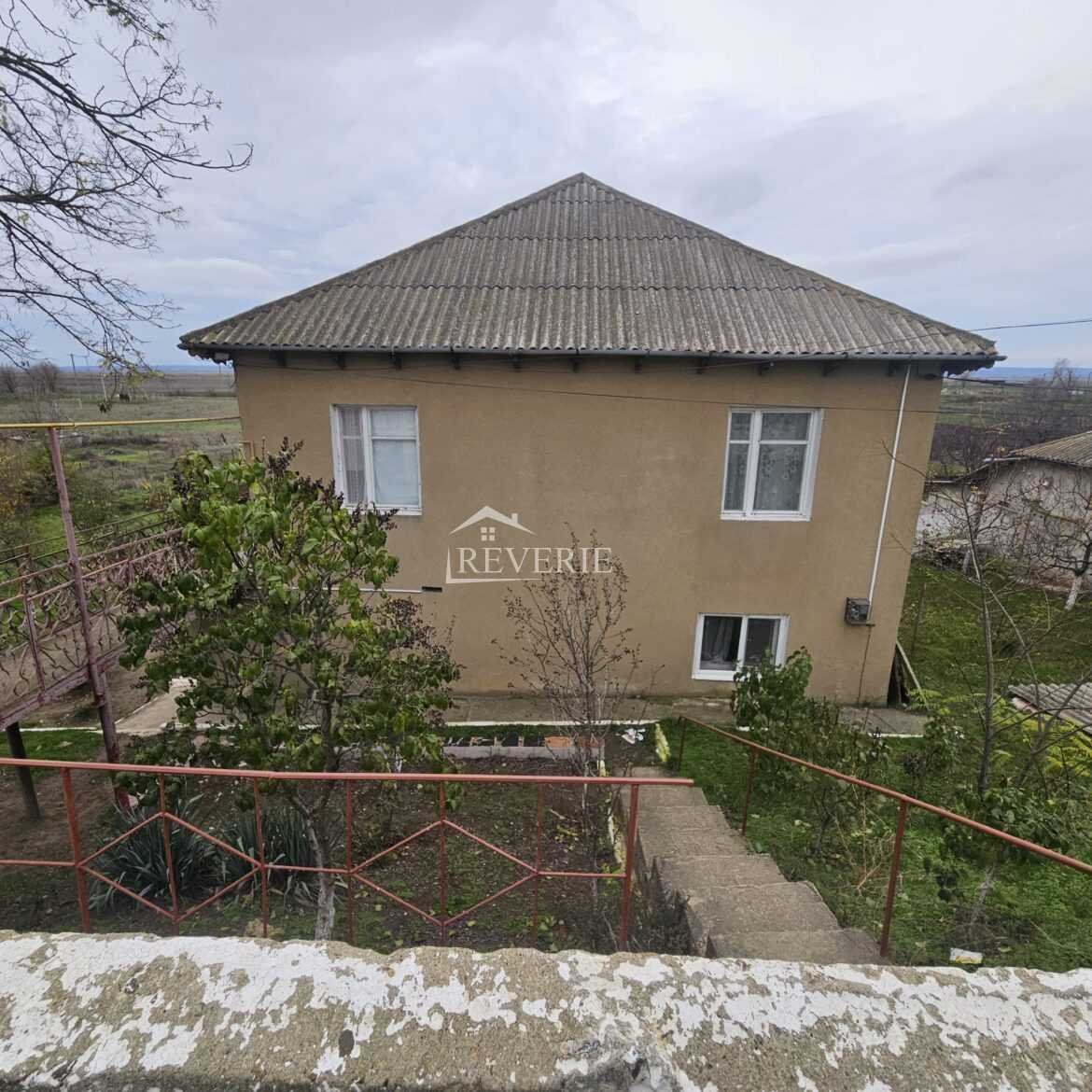0-59546.  Se vinde Casă Roşu 60000€